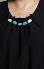 Blusa negra con aplicaciones de colores