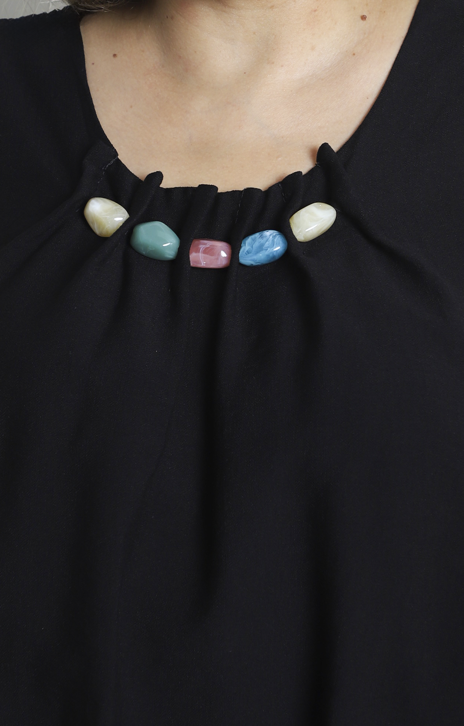 Blusa negra con aplicaciones de colores
