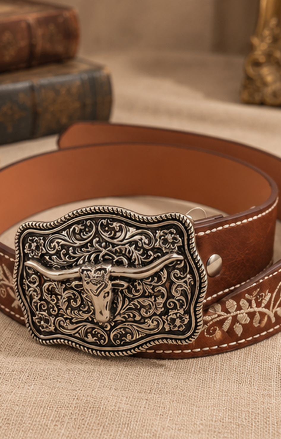 Cinturón vaquero bordado Boutiquemirel en color marrón con hebilla metálica y diseño decorativo visible