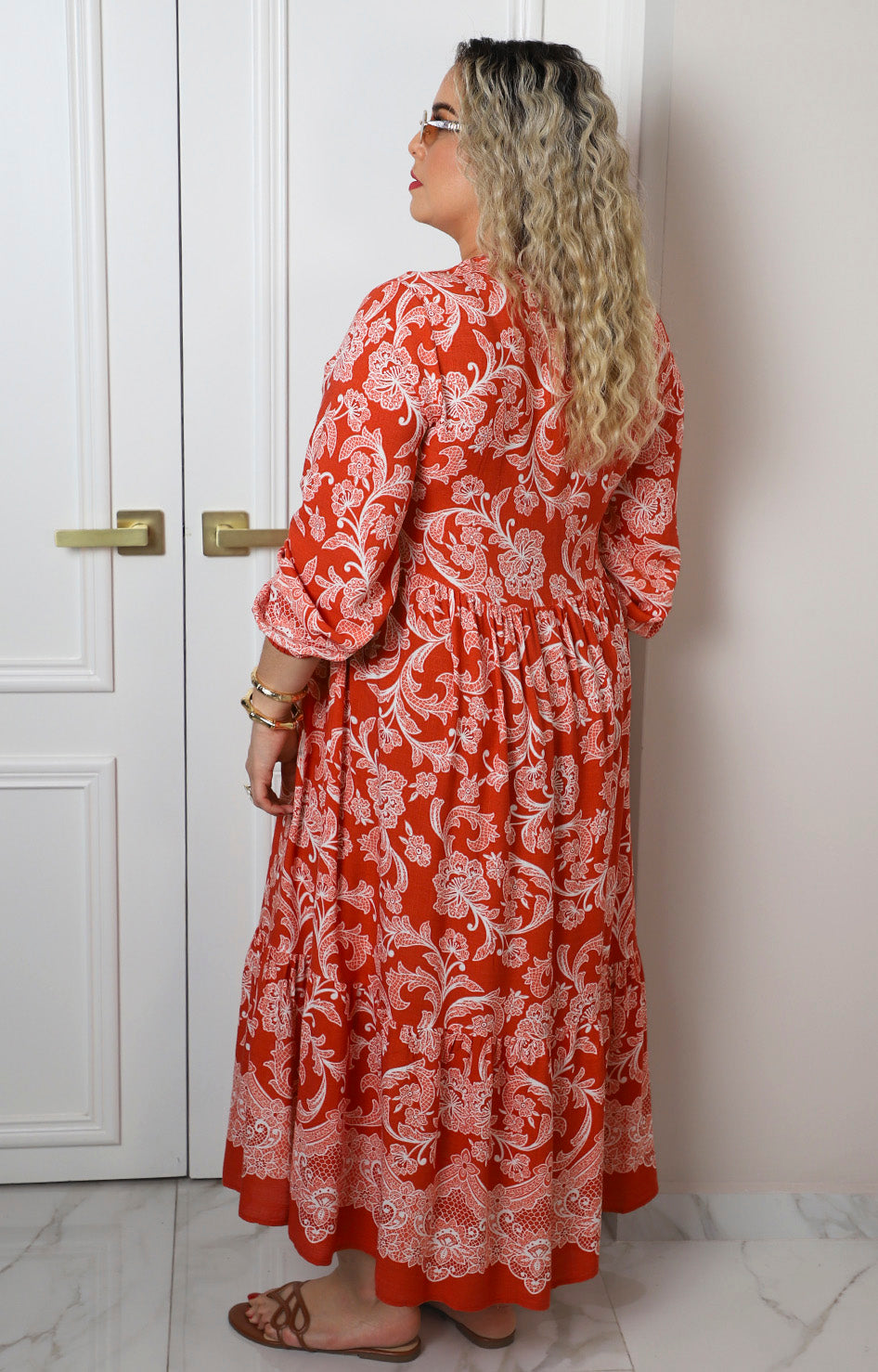 Vestido con estampado floral y mangas largas
