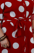 Vestido largo con cinturón y estampado de puntos