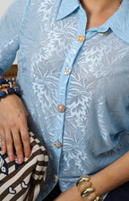 Blusa camisera azul con textura floral