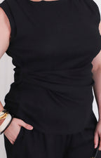 Conjunto liso con fruncido