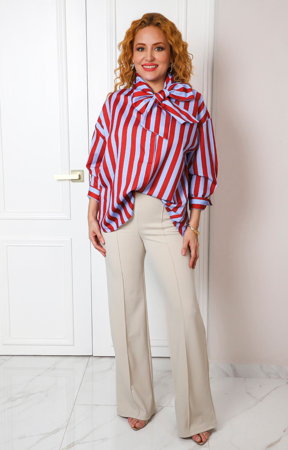 Blusa satinada con rayas y lazo