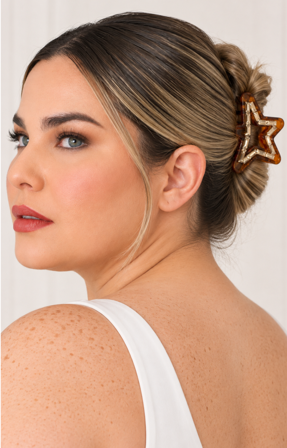 Pinza para cabello Boutiquemirel con forma de estrella, hecha de metal y esmalte azul, ideal para peinados elegantes y prácticos.
