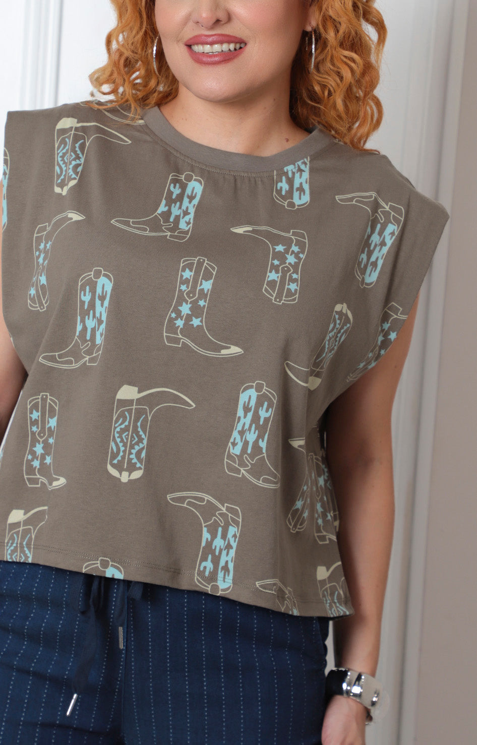 Blusa verde estampado de botas vaqueras