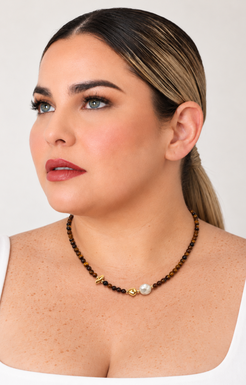 Collar de piedra natural café Laura Parra con diseño de cuentas redondas y acabado artesanal
