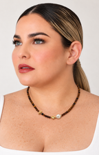 Collar de piedra natural café Laura Parra con diseño de cuentas redondas y acabado artesanal
