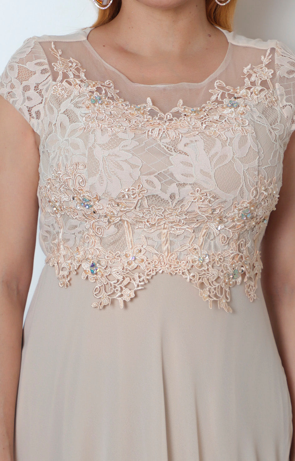 Vestido beige largo con encaje floral