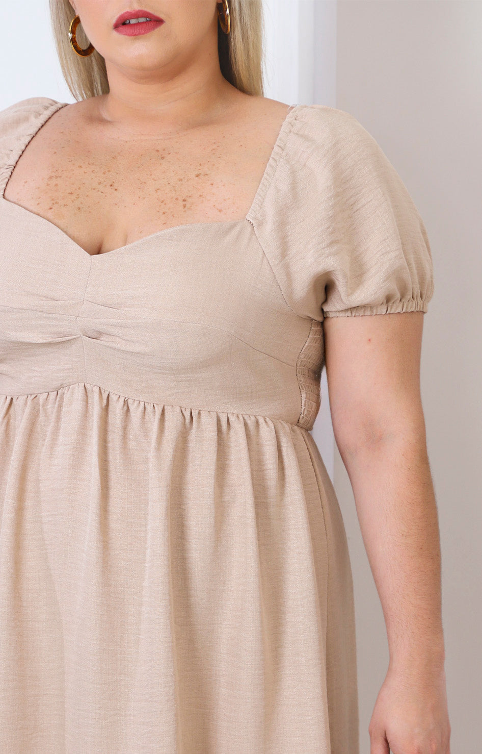 Vestido corto con manga abullonada
