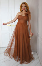 Vestido largo un hombro con tul drapeado de Boutiquemirel, diseño elegante y sofisticado con detalles en tul en un solo hombro.