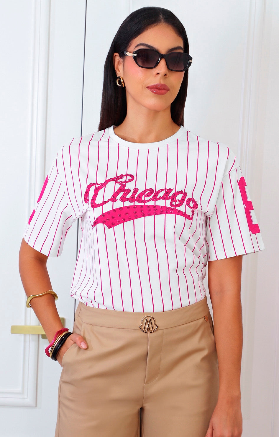 Blusa de rayas y aplicaciones de brillo