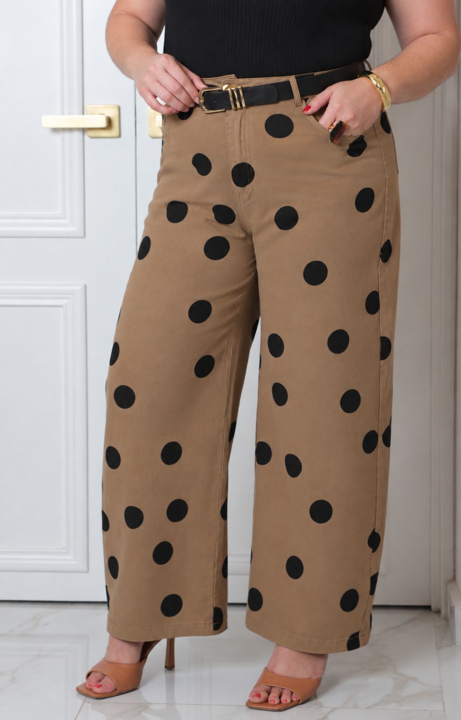 Pantalón con polka dots y cinturón