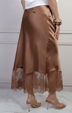 Falda larga regular con encaje de la marca Boutiquemirel, diseñada con detalles delicados y estilo elegante.