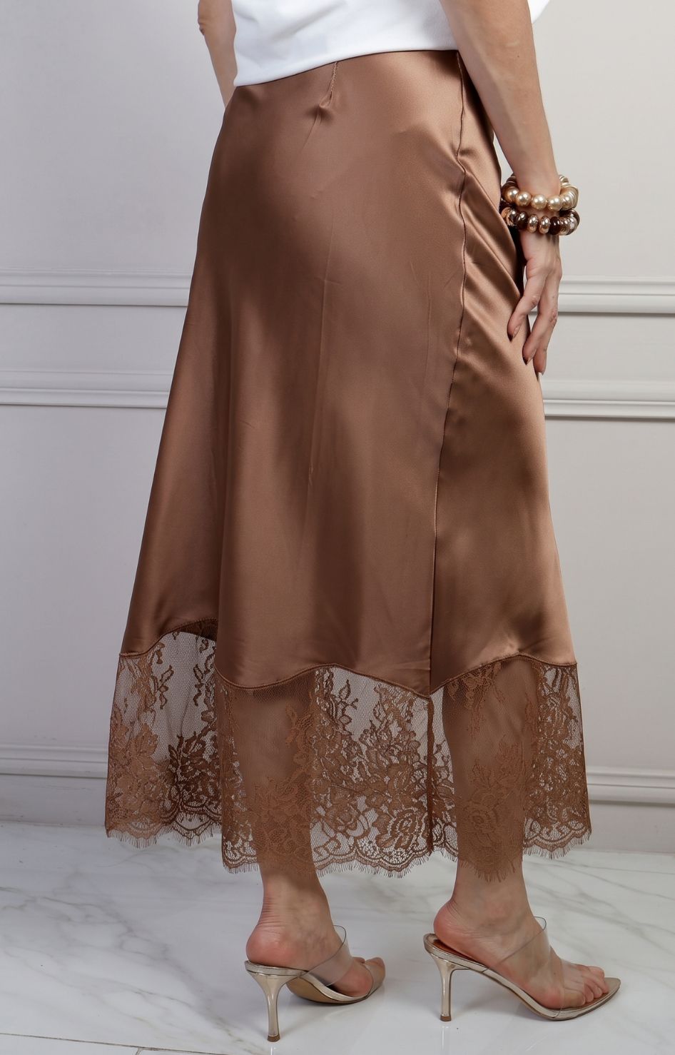 Falda larga regular con encaje de la marca Boutiquemirel, diseñada con detalles delicados y estilo elegante.