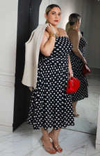 Vestido negro fruncido con polka dots