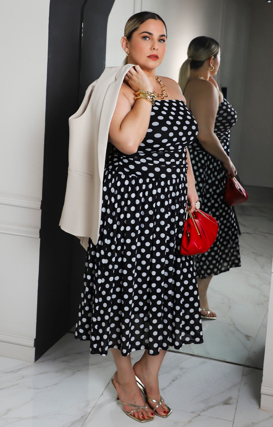 Vestido negro fruncido con polka dots