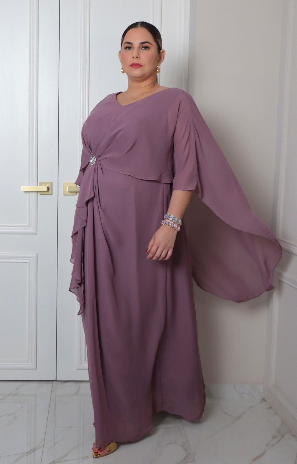 Vestido largo lila con olanes y broche