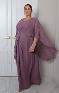 Vestido largo lila con olanes y broche
