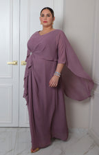 Vestido largo lila con olanes y broche