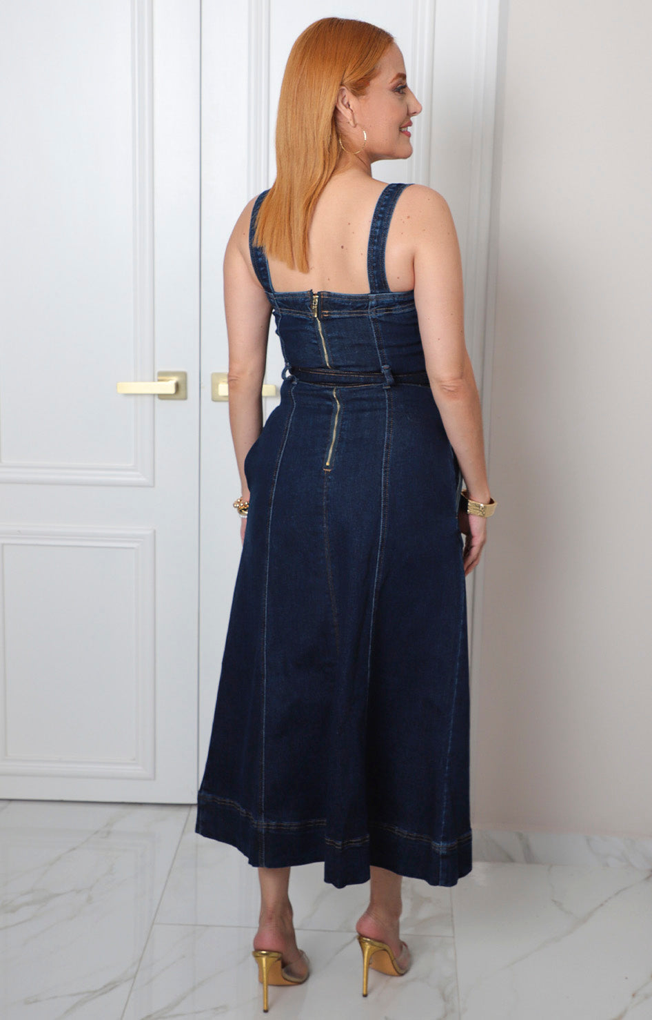 Vestido midi de mezclilla con tirantes de la marca Boutiquemirel, estilo corto y casual para mujer.