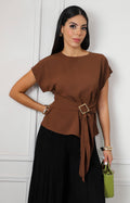 Blusa café con hebilla dorada