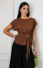 Blusa café con hebilla dorada