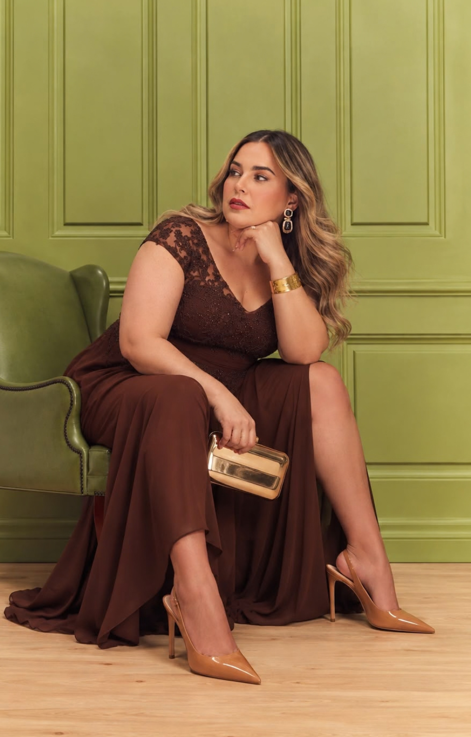 Vestido largo curvy de color café de la marca Boutiquemirel, con diseño elegante y corte fluido.