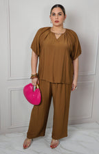 Conjunto con blusa escote en V y detalle dorado