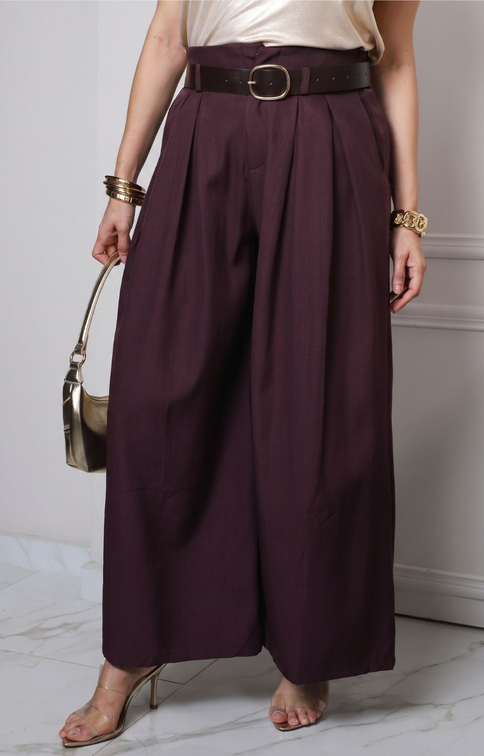 Pantalón plisado de pierna ancha con cinturón