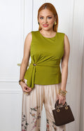 Blusa verde fruncida con detalle dorado