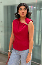 Blusa asimétrica con detalle dorado
