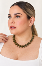 Collar llamativo de cuentas redondas