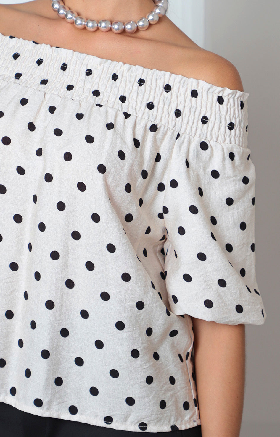 Blusa con cuello fruncido y estampado de lunares