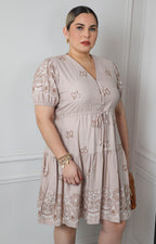 Vestido corto con bordados florales