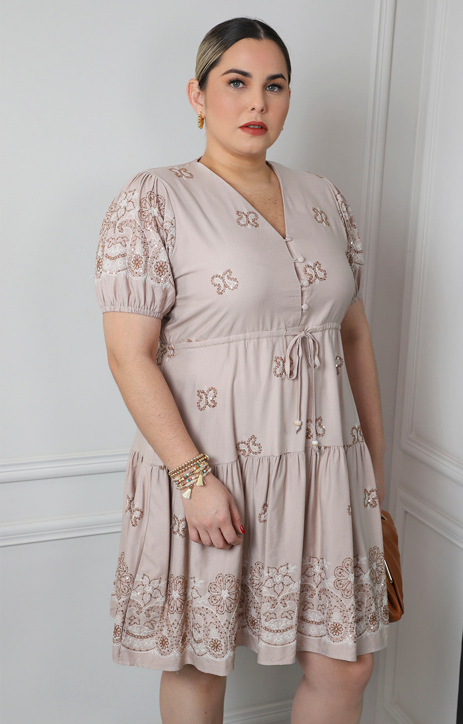 Vestido corto con bordados florales