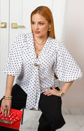 Blusa con estampado polka dots y detalle dorado
