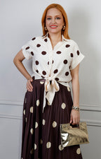 Blusa regular de Boutiquemirel con estampado de puntos y detalle de amarre en la parte frontal.