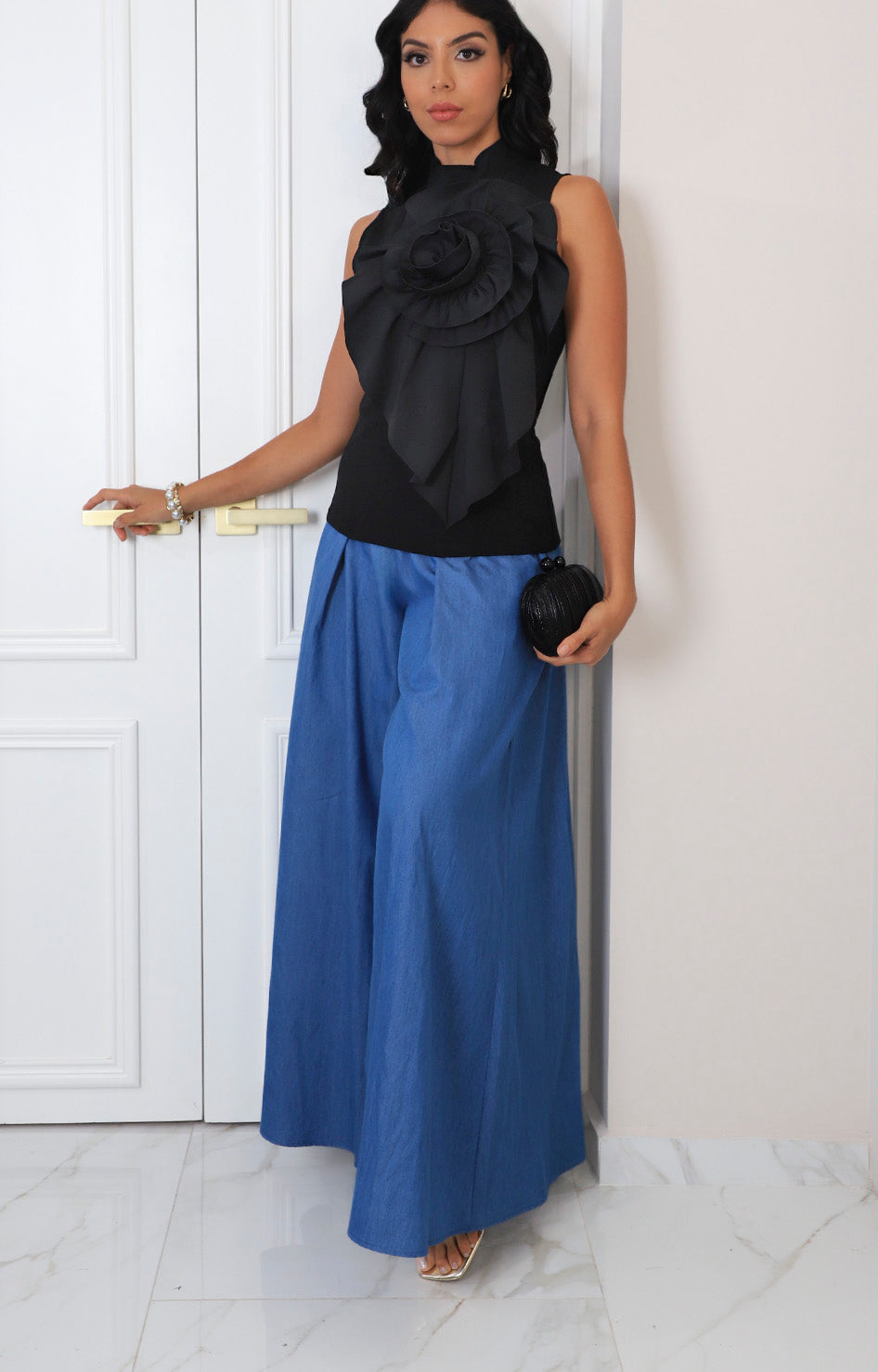 Blusa negra con maxi flor