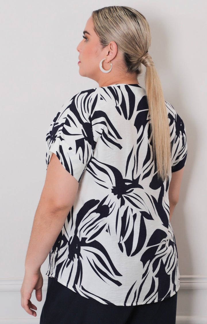 Blusa blanca con estampado tropical - BLUSAS CURVY Boutiquemirel 