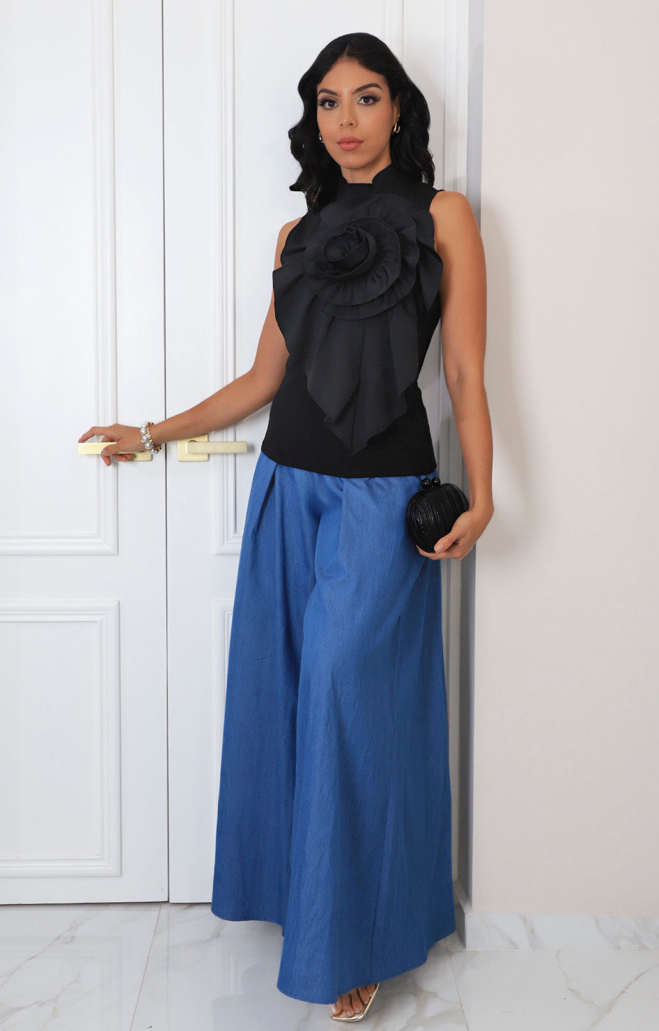 Blusa negra con maxi flor