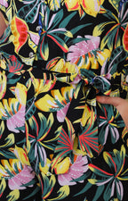 Palazzo negro con estampado tropical
