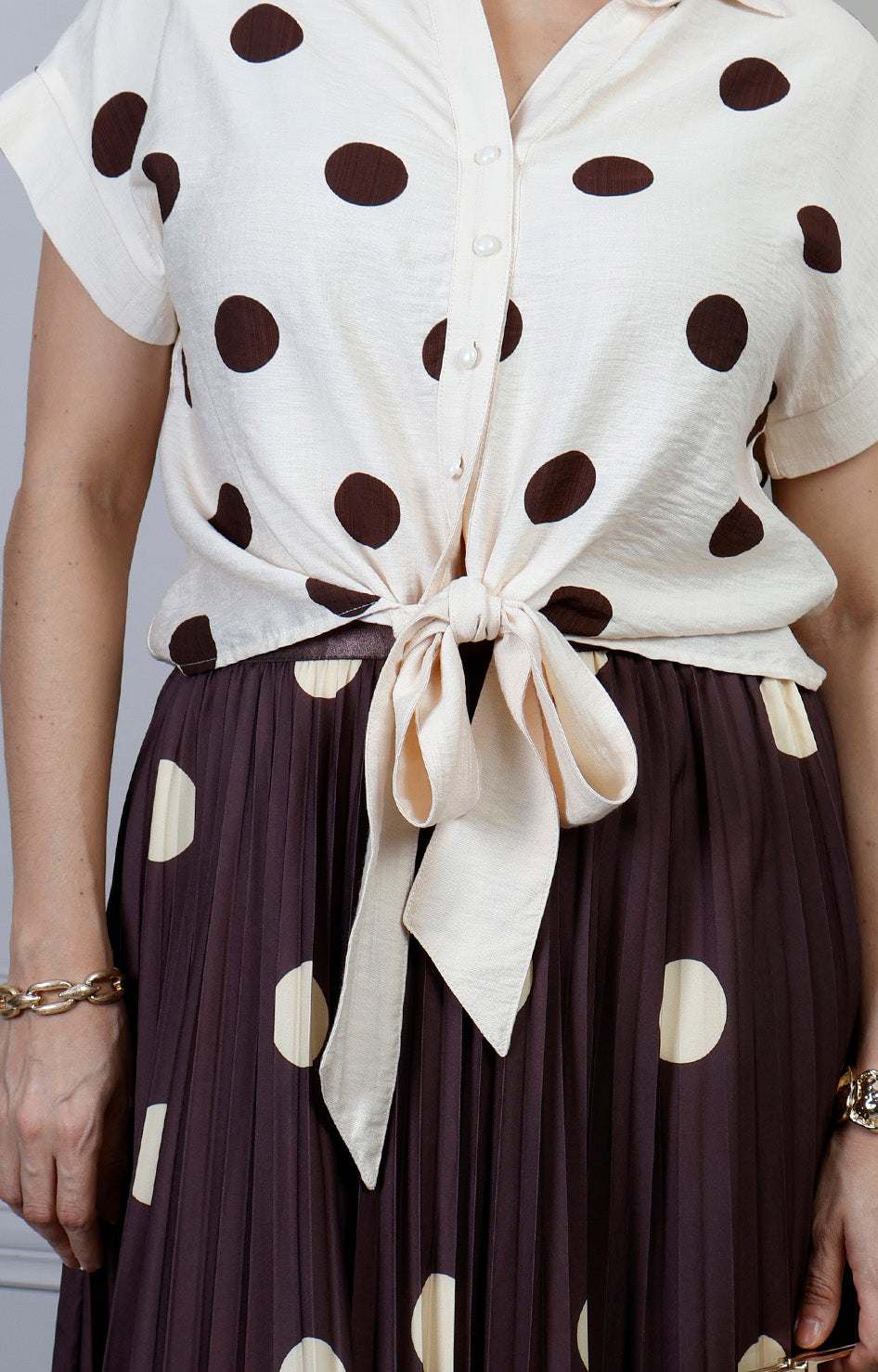 Blusa regular de Boutiquemirel con estampado de puntos y detalle de amarre en la parte frontal.