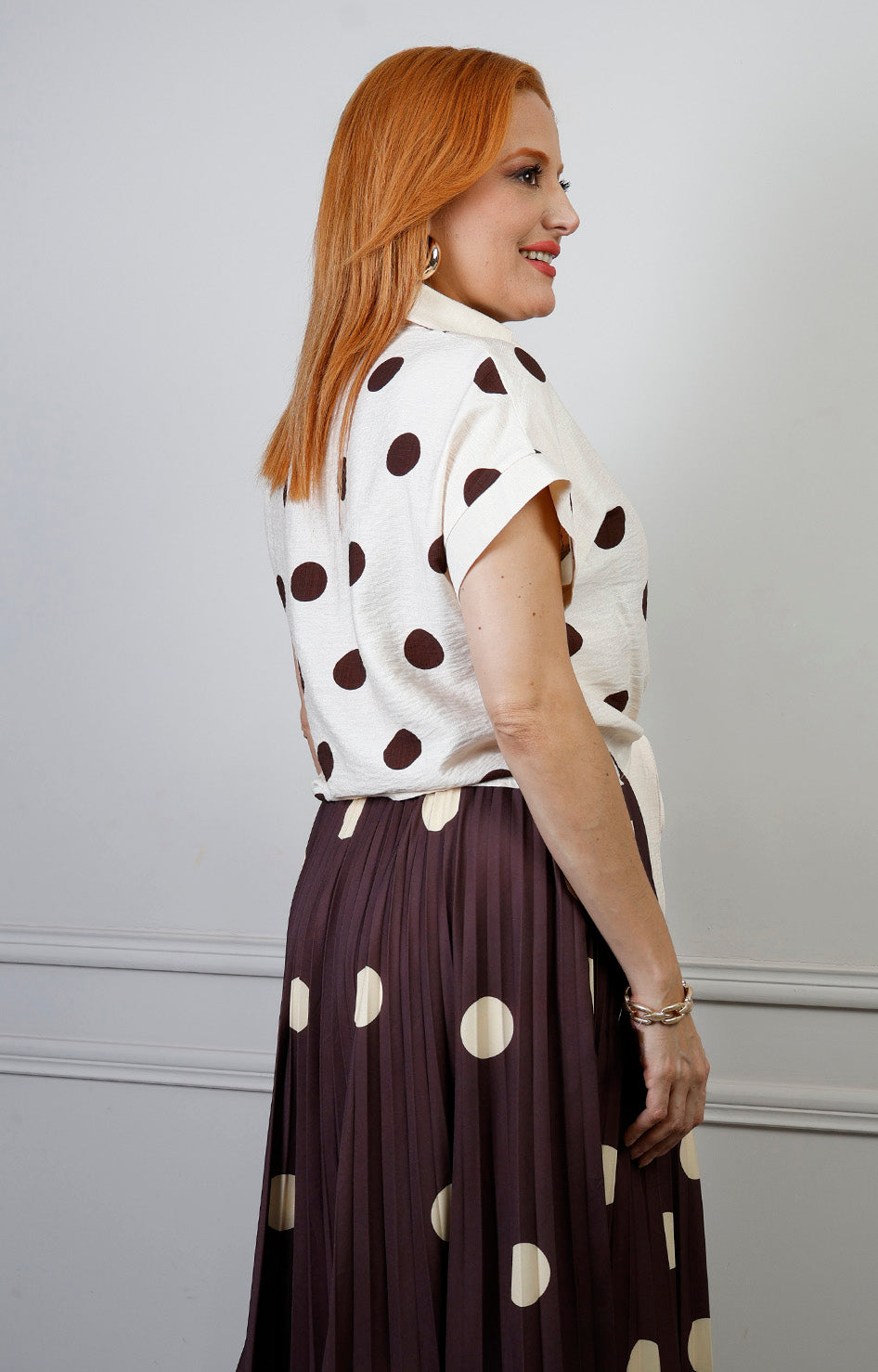 Blusa regular de Boutiquemirel con estampado de puntos y detalle de amarre en la parte frontal.