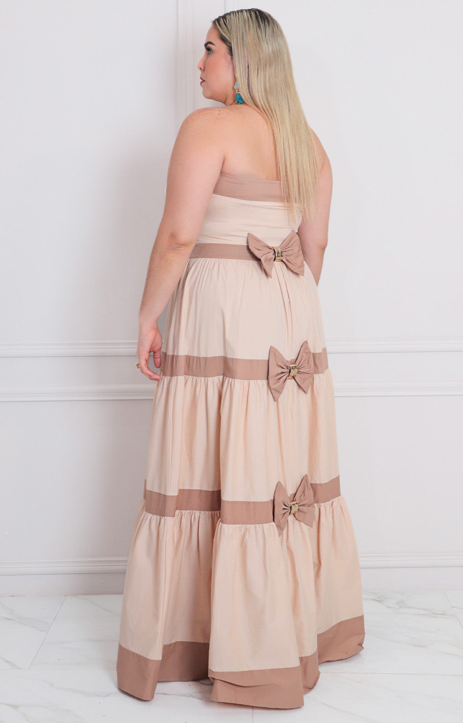 Vestido beige strapless con moños - VESTIDO LARGO CURVY Boutiquemirel 