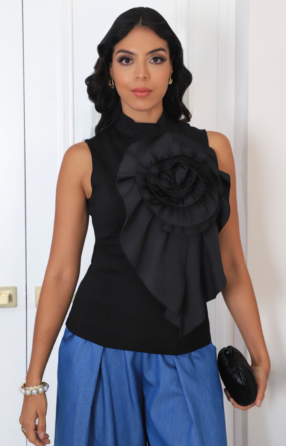 Blusa negra con maxi flor