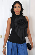 Blusa negra con maxi flor