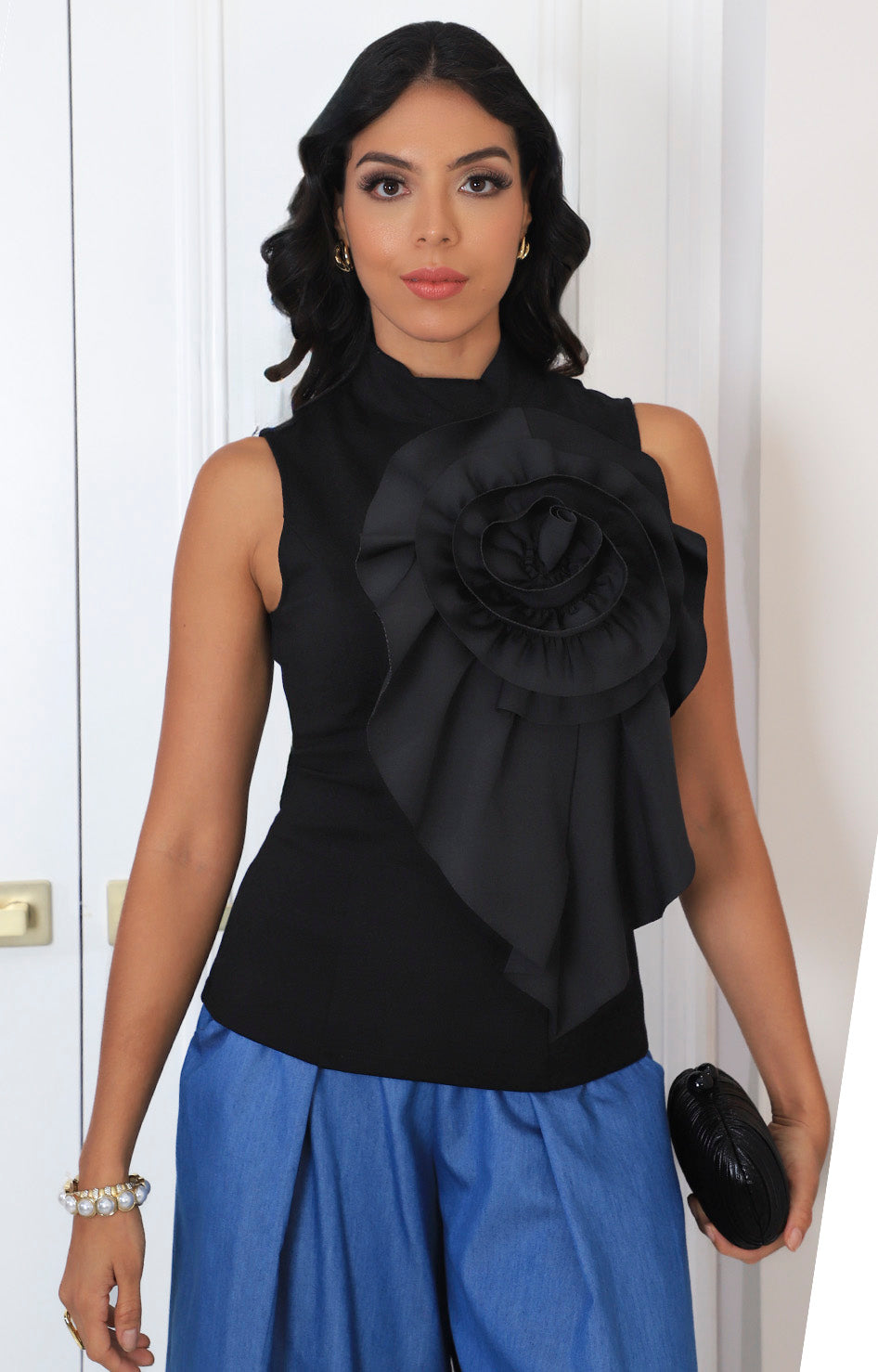 Blusa negra con maxi flor