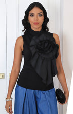 Blusa negra con maxi flor