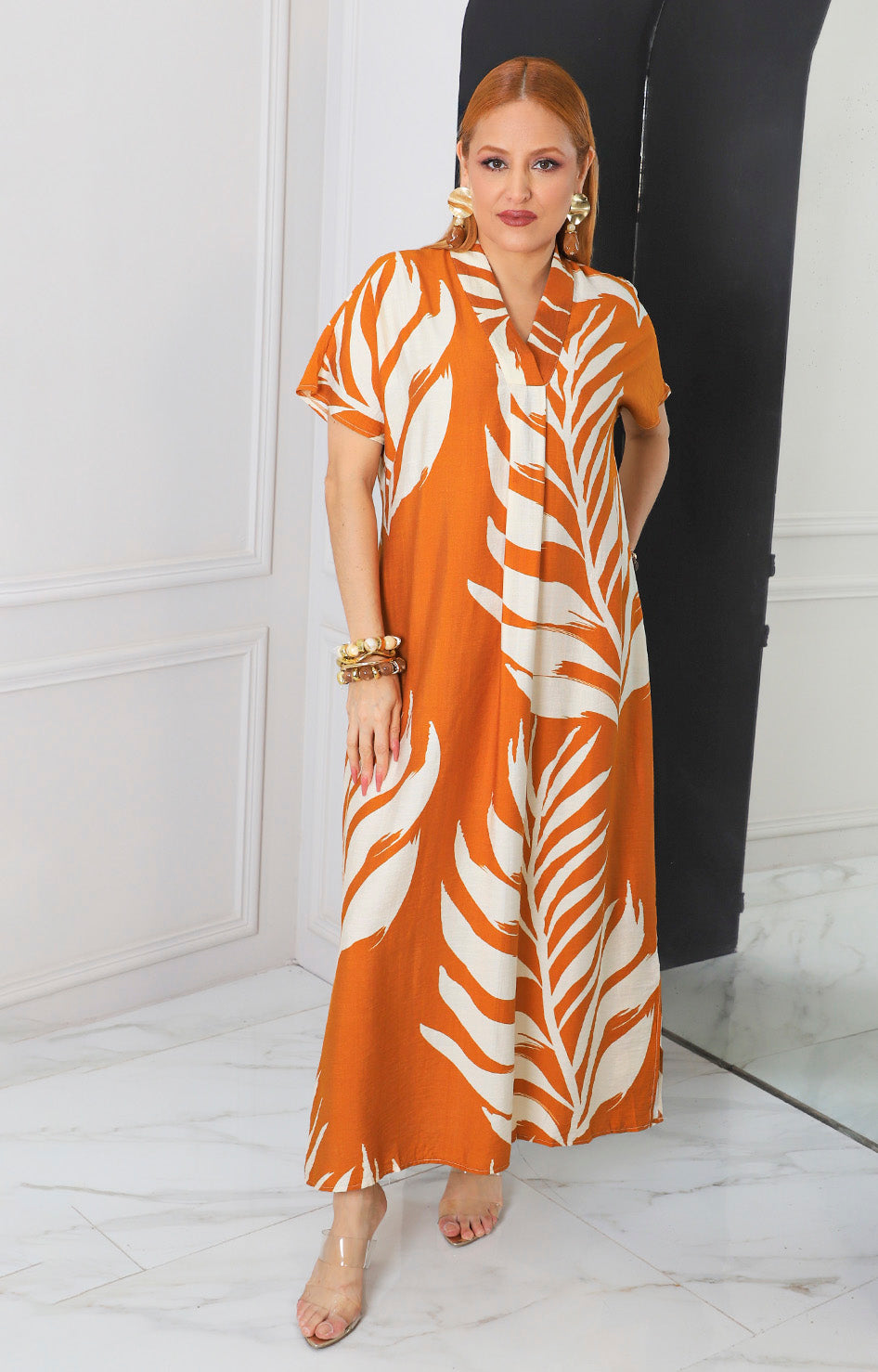 Vestido cafe estampado tropical